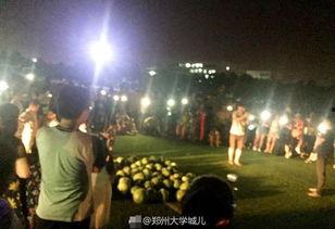 吃瓜群众围观现场,吃瓜群众围观，揭秘热门事件幕后真相