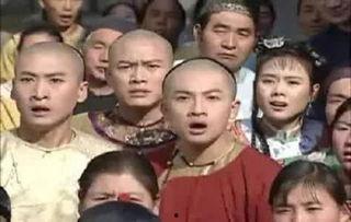 一群吃瓜的群众围观,吃瓜群众的热议焦点