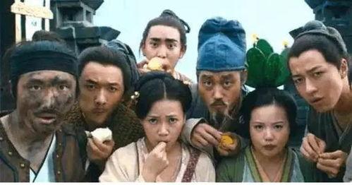 吃瓜群众两个女人打架,两位女性上演激烈肢体冲突